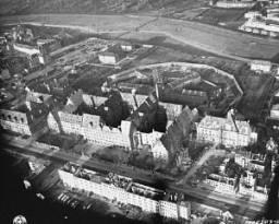 Vista aérea del Palacio de Justicia de Nuremberg, donde el Tribunal Militar Internacional juzgó a 22 oficiales alemanes de alto rango por crímenes de guerra. Nuremberg, Alemania, noviembre de 1945.