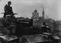 Német katonák a Szovjetunióban az 1943-as szovjet offenzíva közben a keleti fronton. A német csapatok 1941 júniusában megszállták a Szovjetunió egyes területeit, de a sztálingrádi csata után ellentámadások érték őket. 1943. december 16.