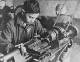 Niño trabajando en una fabrica de trabajos forzados en el ghetto de Kovno. Kovno, Lituania, entre 1941 y 1944.