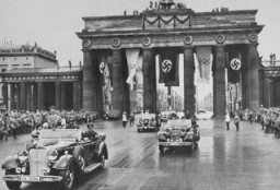 Adolf Hitler passa pelo Portão de Brandenburgo a caminho da cerimônia de abertura dos Jogos Olímpicos