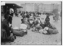 لاجئون في Gare de Lyon في باريس خلال الحرب العالمية الأولى. باريس فرنسا, 1914-1915. 