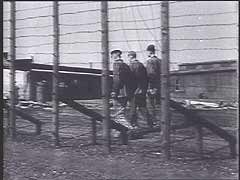 Había tres grandes campos de trabajos forzados en Hannover, una ciudad industrial en el norte de Alemania. Los tres campos formaban parte del campo de concentración de Neuengamme. En abril de 1945, las fuerzas americanas entraron a Hannover y liberaron los prisioneros. El American Signal Corps filmó uno de los campos de Hannover poco después de la liberación. Las tropas americanas dieron de comer a los sobrevivientes del campo y obligaron a los civiles alemanes a ayudar a enterrar los muertos.