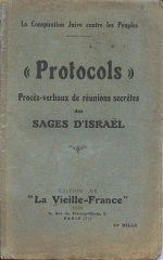 Protokoller'in 1920'lerde yayınlanan birçok baskısı gibi, Protokoller'in bu Fransızca baskısı da Yahudileri yabancı ve tehlikeli bir etkiye sahip olmakla itham ediyor. Paris, 1920'de basılmıştır.