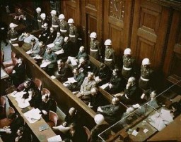 Foto mostra os acusados sentados nos bancos-dos-réus durante o julgamento dos criminosos-de-guerra pelo Tribunal Militar Internacional de Nuremberg. Novembro de 1945.