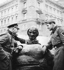 Almanlar Polonya devletinin simgelerini yok ediyor. Burada, Alman askerleri Krakow’daki devrilmiş Grunwald anıtının yanında duruyor. Polonya, 1940.