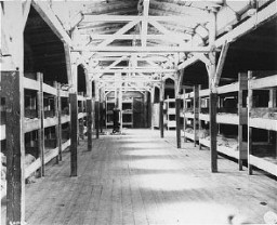 Barracas para los prisioneros en el campo de concentración de Flossenbürg. Esta fotografía fue tomada después de la liberación del campo por parte de las fuerzas estadounidenses. Flossenbürg, Alemania, 5 de mayo de 1945.