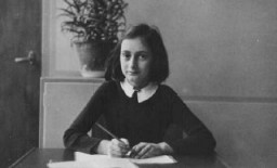 Anne Frank tizenkét éves korában az iskolapadban. Amszterdam, Hollandia, 1941.