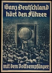 Cartel de 1936: "Toda Alemania escucha al Führer en la Radio del Pueblo (Volksempfänger)". El cartel muestra una multitud rodeando una radio. La radio domina la escena, representando el atractivo popular y  la gran cantidad de oyentes de las transmisiones nazis. Bundesarchiv Koblenz (Plak003-022-025)