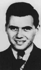 Josef Mengele, médico alemán y capitán de las SS. En 1943, fue nombrado médico de la guarnición militar de las SS (Standortartz) de Auschwitz. Como tal, tenía la responsabilidad de diferenciar y seleccionar a quienes eran aptos para trabajar y a aquellos que serían destinados a las cámaras de gas. Mengele asimismo realizó experimentos con los prisioneros del campo, en especial con hermanos gemelos. Lugar y fecha inciertos.