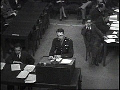 O "Caso Médico" foi um dos 12 julgamentos de crimes de guerra julgados por um tribunal norte-americano como parte dos Procedimentos Subseqüentes de Nuremberg. Nele, foram julgados médicos e enfermeiras que haviam participado do assassinato de deficientes físicos e mentais alemães, e que haviam realizado experiências médicas em prisioneiros dos campos de concentração. Aqui, o promotor chefe, Brigadeiro Telford Taylor, lê um relatório datado de julho de 1942, com evidências das experiências que os nazistas efetuaram sobre os efeitos de altas altitudes em seres humanos [testados à força]. Ele descreve os objetivos da acusação para aquele julgamento.