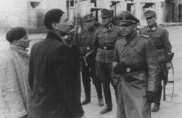 El líder de las SS y la policía Juergen Stroop interroga a dos judíos arrestados durante la sublevación del ghetto de Varsovia. Polonia, 19 abril a 16 mayo de 1943.