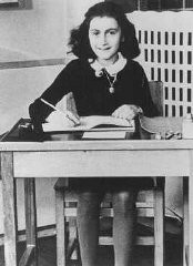 Anne Frank 11 éves korában, két évvel azelőtt, hogy rejtőzködni kényszerült volna. Amszterdam, Hollandia, 1940.