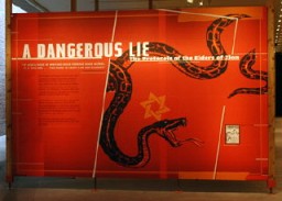 'A Dangerous Lie: The Protocols of the Elders of Zion' (Sebuah Kebohongan yang Berbahaya: Protokol Para Tetua Sion) dibuka di Gonda Education Center (Pusat Pendidikan Gonda) di United States Holocaust Memorial Museum pada April 2006.