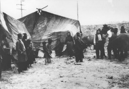 Romaníes (gitanos) en frente de sus carpas. Rumania, 1936-1940. (Número de inventario del Bundesarchiv: 146-2001-16-20A).