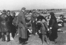 Judíos ucranianos que fueron forzados a desnudarse antes de ser masacrados por unidades de los Einsatzgruppen. Esta foto, originalmente en color, era parte de una serie tomada por un fotógrafo militar alemán. Copias de esta colección fueron usadas como prueba en los juicios de crímenes de guerra. Lubny, Unión Soviética, 16 de octubre de 1941.