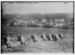 جنود ألمان في غابة أرغون بفرنسا خلال الحرب العالمية الأولى. 1914-1915. 