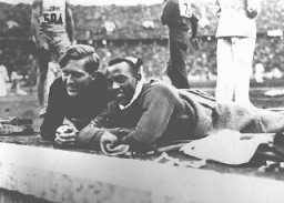 ABD’li atlet Jesse Owens (sağda) ile Alman atlet Lutz Long Olimpiyat Stadyumu’nda. Berlin, Almanya, 1936.