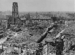 Mayıs 1940’taki Batı Seferi sırasında yapılan Alman bombardımanından sonra Rotterdam. Rotterdam, Hollanda, Mayıs 1940.