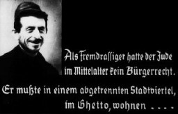 Illustration antisémite d’un film fixe nazi. La légende traduite de l’allemand déclare : “En tant que race étrangère les Juifs n’avaient aucun droit civil au Moyen-Âge. Il leur fallait résider dans une partie réservée de la ville, dans un ghetto.” Lieu et date incertains.