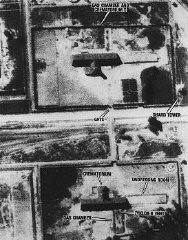 Аэрофотоснимок газовых камер и крематориев 2 и 3 в лагере смерти Освенциме-Биркенау (Освенциме II).