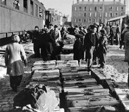 Német zsidó árvák érkeznek a marseille-i vasútállomásra a Palesztinába irányuló Aliyah Bet („illegális” bevándorlás) során. Marseille, Franciaország, 1948. március 25.