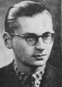 Władysław Bartoszewski’nin portresi, Polonya, tarihi bilinmiyor.
Władysław Bartoszewski (1922–2015), Yahudilere Yardım Konseyi’nin (“Żegota” kod adıyla bilinir) kurucu ortaklarından ve üyelerinden biriydi. Żegota, işgal altındaki Almanya’daki Polonyalılar ve Yahudiler tarafından kurulan gizli bir kurtarma örgütüydü. Sürgündeki Polonya hükûmeti tarafından desteklenen Żegota, Yahudileri Nazi zulmünden ve katliamından kurtarmaya yönelik çalışmaları koordine etmiştir. Örgüt, 1942–1945 yılları arasında faaliyet göstermiştir.
Eylül 1939’da II. Dünya Savaşı patlak verdikten sonra Władysław Bartoszewski, Polonya Kızılhaçı’nda temizlik görevlisi olarak çalışmıştır. Bartoszewski, 1940 yılı sonbaharında Varşova’da yapılan haksız tutuklama dalgasında yakalanarak Alman yetkililer tarafından Auschwitz toplama kampına gönderilmiştir. Kızılhaç’ın girişimleri sonucunda 1941’de serbest bırakılmıştır. Bartoszewski, savaşın geri kalanında gizli faaliyetler yürüterek Nazilere karşı aktif bir direniş göstermiştir. Yahudilere Yardım Geçici Kurulu (Żegota’nın öncüsü olan örgüttür) gibi çok sayıda yeraltı örgütünün üyesi olmuştur.
1942 yılı sonlarında Żegota kurulunca Bartoszewski, Żegota’nın himayesi altındaki Yahudilere sahte belgeler ya da tıbbî yardım temin etmek gibi gizli faaliyetlerin sorumlusu hâline gelmiştir. Bartoszewski, Alman işgali altındaki Polonya’da Yahudilerin yaşadığı zorlukları açıklayan raporlar da hazırlamıştır. Bartoszewski, 1943’ten itibaren Polonya Hükûmeti Delegasyonu Yahudi Departmanı’nda (Delegatura) müdür yardımcısı olarak görev yapmaya başlamıştır. Bu, Żegota ile sürgündeki Polonya hükûmeti arasında kurulan bir irtibat bürosudur.
Władysław Bartoszewski, savaştan sağ kurtulduktan sonra tarihçi olarak siyasete atılmıştır. 1963 yılında Bartoszewski, Żegota şerefine bir zeytin ağacı dikmek üzere Yad Vashem’e davet edilmiştir. Bartoszewski’ye bundan iki yıl sonra, 1965’te Yad Vashem’in Uluslar Arasında Adil Olanlar ödülü verilmiştir.