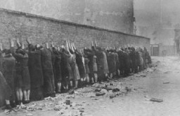 Judíos  capturados durante el levantamiento del ghetto de Varsovia. Polonia, entre el 19 de abril y el 16 de mayo de 1943.