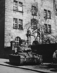 Un char garde l'entrée du palais de justice de Nuremberg.