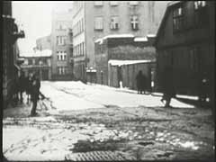 Almanya Polonya'nın Lodz kentini Eylül 1939'da işgal etti. Şubat 1940'dan itibaren Lodz'daki Yahudiler 30 Nisan 1940'ta mühürlenen getto bölgesine taşınmaya zorlandı. Almanlar tarafından çekilmiş bu film, kış mevsiminde Lodz gettosunda yaşanan koşulları gösteriyor. Gettolarda kış mevsimi gıda ve yakıt tedariklerini tüketerek, var olan zorlukları daha da ağırlaştırıyordu.