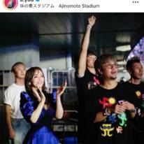 「まさに美の極み」浜崎あゆみ、美脚を大胆見せのブルードレスSHOTにファン悶絶「お顔ちっちゃ」