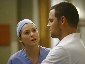 Ellen Pompeo y Justin Chambers como Meredith y Karev en 'Anatomía de Grey'