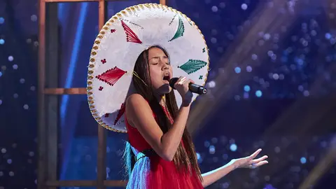 Astrid canta un tema de la película de Coco y llora al terminar su actuación 