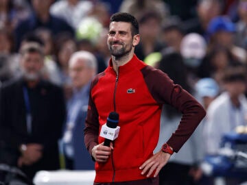 Novak Djokovic habla a pie de pista en el Masters de Shanghái