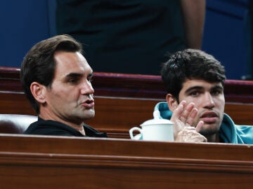 Roger Federer y Carlos Alcaraz presenciando la final del Masters de Shanghái