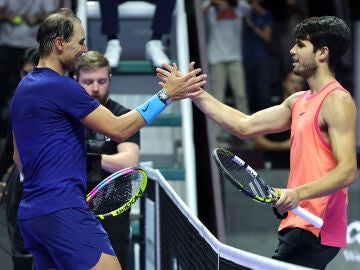 Rafa Nadal y Carlos Alcaraz se saludan tras el partido de semifinales de la Six Kings Slam