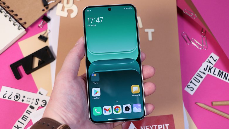 MaTT hält das Xiaomi 13 in seiner Hand.