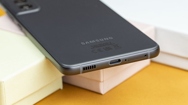 NextPit samsung galaxy s21 fe ports