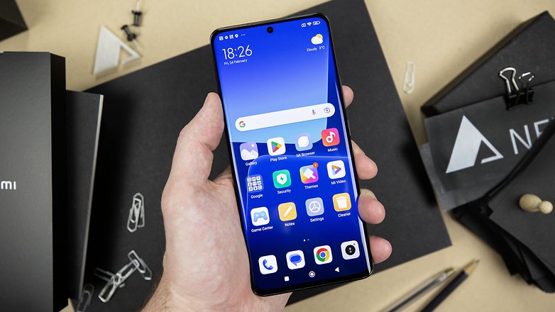 Xiaomi 13 Pro von vorne in der Hand gehalten