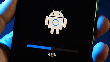 Eine Hand hält ein Smartphone, das einen Fortschrittsbildschirm für ein Android-Update bei 46 % anzeigt.