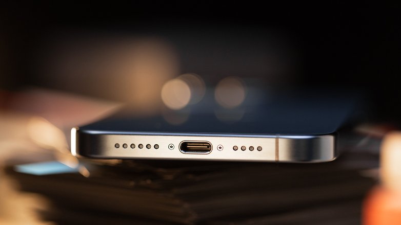 iPhone 15 Pro Max von unten mit Blick auf den USB-C-Port