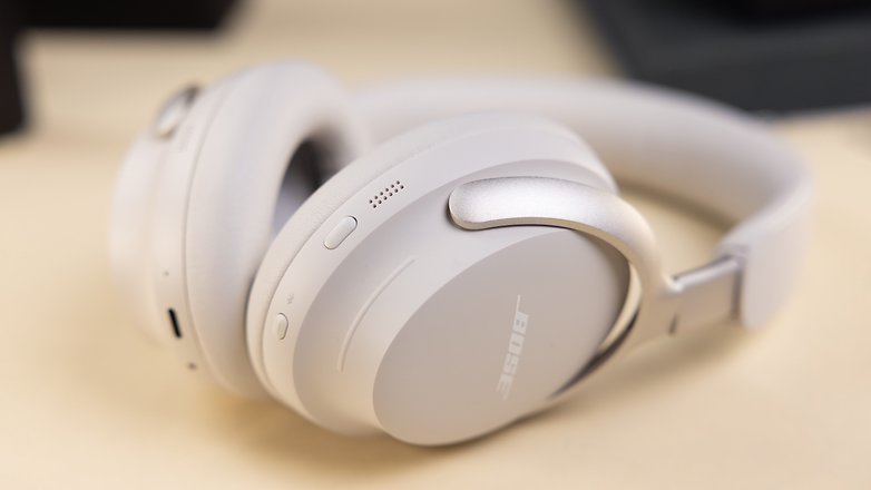 Bose QC Ultra in weiß in Nahaufnahme auf dem Tisch liegend