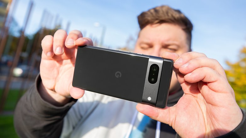 Antoine beim Fotografieren mit dem Pixel 7