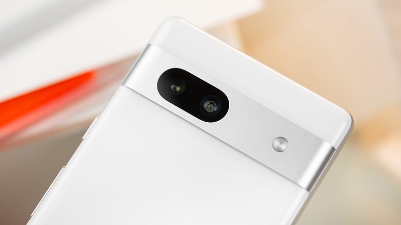 Pixel 7a von hinten mit Blick auf die Kameraleiste