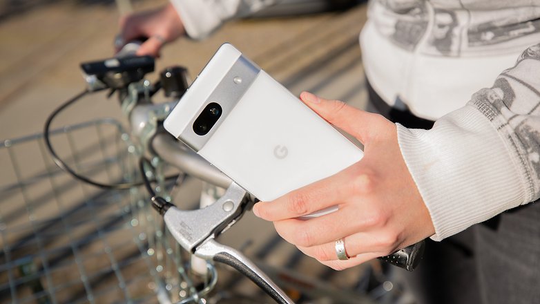 Camila hält das Pixel 7a auf ihrem Fahrrad in der Hand