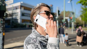 Camila mit einem Google Pixel am Ohr