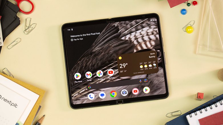 Google Pixel Fold aufgeklappt auf einem Tisch.