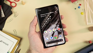 Blick aufs Außendisplay des Google Pixel Fold