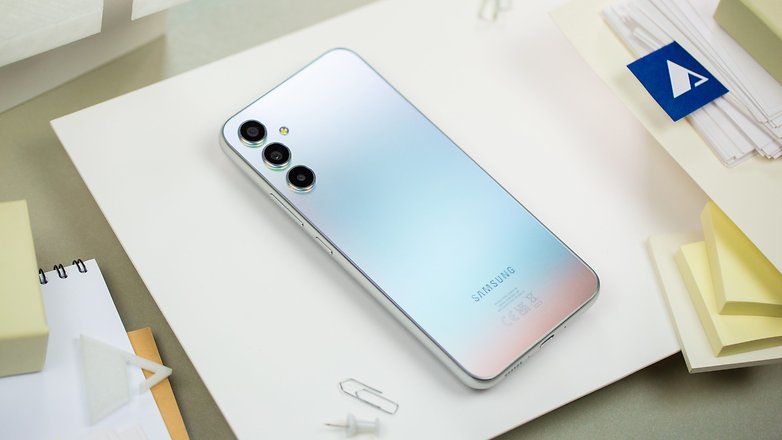 Galaxy A34 liegt mit der Rückseite nach oben auf einem Tisch