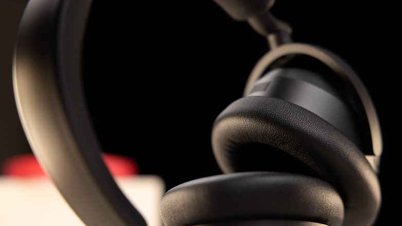 Ein Blick auf die Ohrpolster der Bose QC Ultra Headphones