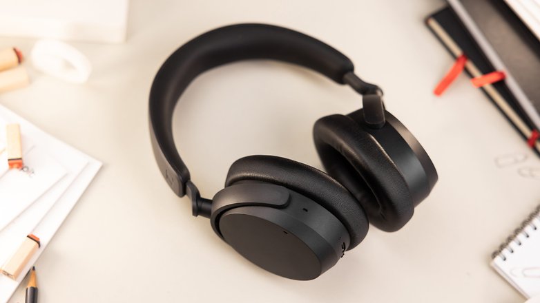 Das Sennheiser Accentum Wireless von oben gesehen und flach auf einem Tisch platziert